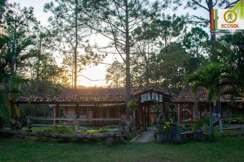 Puesta del sol detrás de las cabañas